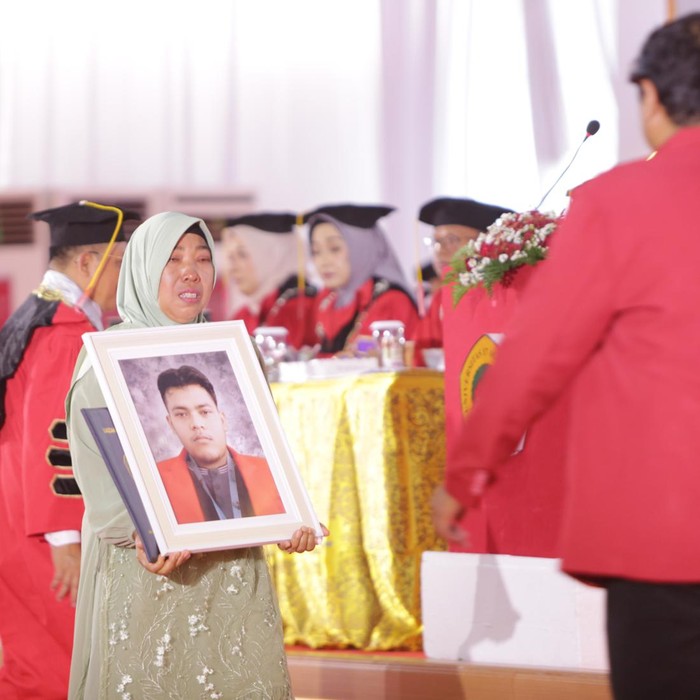 Momen Haru Ibu Gantikan Anaknya Wisuda di Untag Surabaya