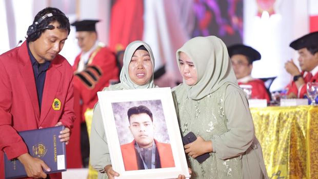 Momen Haru Ibu Gantikan Anaknya Wisuda di Untag Surabaya