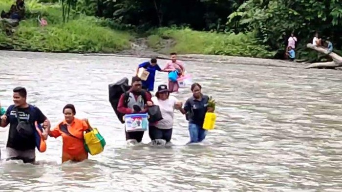 Nakes Puskesmas Yembun di Tambrauw nekat menyeberangi sungai demi melayani warga.
