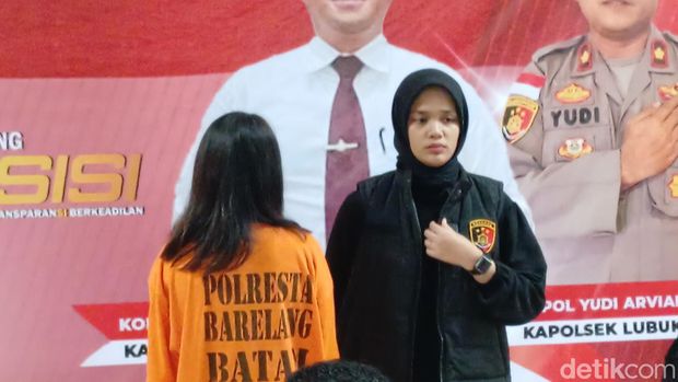 NU (18) memakai baju tahanan. Dia menjadi salah satu pelaku bullying ke remaja wanita di Batam. (Foto: Alamuddin Hamapu)