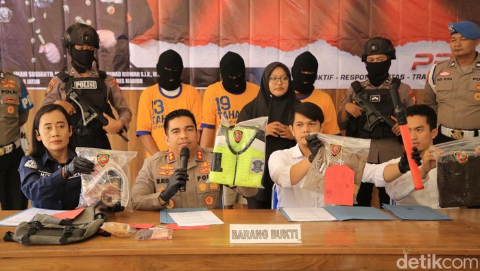 Para tersangka yang ditangkap saat konferensi pers di Polres Madiun.