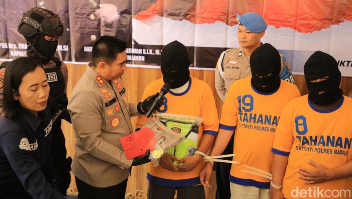 Para tersangka yang ditangkap saat konferensi pers di Polres Madiun.