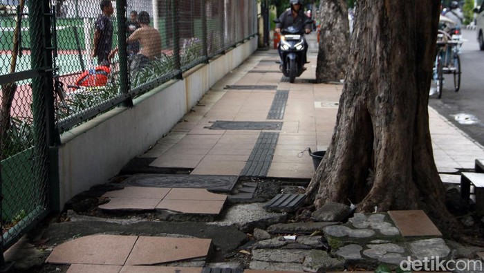 Pedestrian di Surabaya mulai rusak Pedestrian di Surabaya mulai rusak