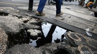 Pedestrian rusak juga ditemukan di Jalan Prof. Dr. Moestopo, Kecamatan Gubeng. Pedestrian yang mengelupas dipenuhi genangan air.