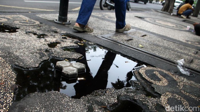 Pedestrian di Surabaya mulai rusak