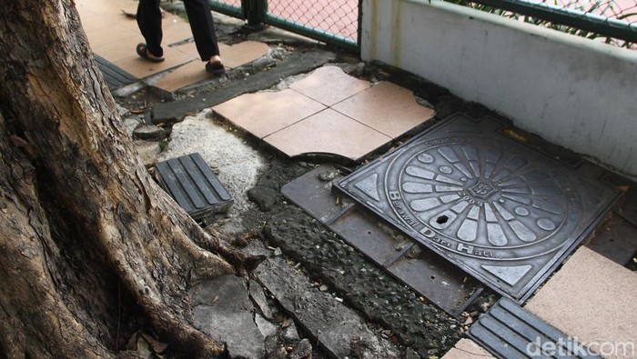 Pedestrian di Surabaya mulai rusak