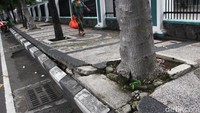 Pedestrian di Jalan  Prof. DR. Moestopo mulai rusak dan tidak sejajar dengan pembatas jalan.
