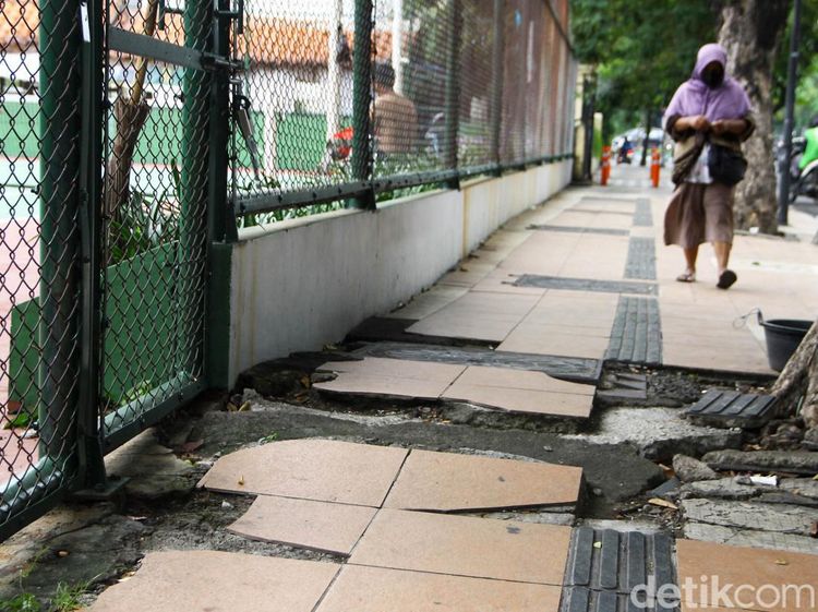 Sejumlah Pedestrian di Surabaya Rusak