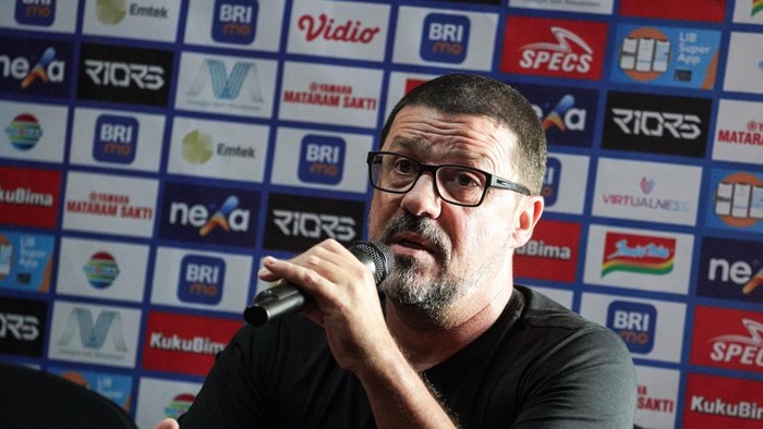 Pelatih Persik Kediri, Marcelo Rospide dalam sesi jumpa pers laga PSIS vs Persik.
