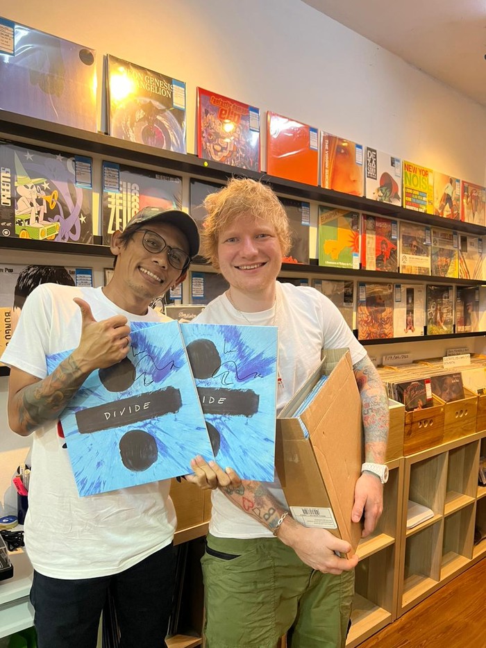 Pemilik toko Jajan Kaset dan Ed Sheeran di Pasar Santa pada Sabtu (2/3/2024). Pemilik toko Jajan Kaset dan Ed Sheeran di Pasar Santa pada Sabtu (2/3/2024).