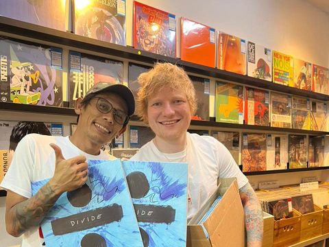 Pemilik toko Jajan Kaset dan Ed Sheeran di Pasar Santa pada Sabtu (2/3/2024).