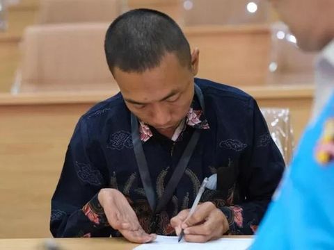 Penyandang tuna daksa asal Kabupaten Sukoharjo, Damara Prisma Suganda, lolos seleksi Calon Siswa (Casis) Sekolah Inspektur Polisi Sumber Sarjana (SIPSS) Polri Tahun Anggaran 2024. Diunggah Sabtu (2/3/2024).