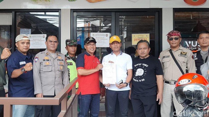 Penyegelan minimarket di dekat Ponpes Daarut Tauhiid, Kota Bandung.