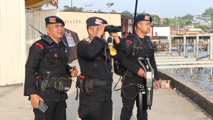 Personel Brimob Polda Sumut yang melumpuhkan 8 drone liar di vanue F1 Powerboat Danau Toba. (Foto: Dok. Polda Sumut)