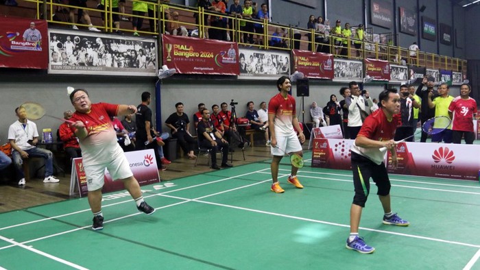 Ketua Umum Komunitas BangBro Badminton Bambang Brodjonegoro (kiri) saat mengembalikan kok pada acara pertandingan pembuka Piala BangBro 2024 di Candra Wijaya International Badminton Centre, Serpong, Tangerang Selatan, Banten, Sabtu (2/3/2024). Turnamen tersebut mengusung konsep pertandingan triple atau 3 vs 3 dengan melibatkan legenda bulutangkis Indonesia dan artis ternama Ibukota.