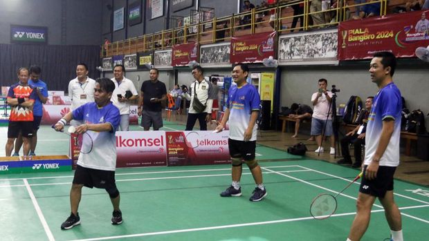 Komedian Bopak Castelo (depan) saat akan melakukan servis pada acara pertandingan pembuka Piala BangBro 2024 di Candra Wijaya International Badminton Centre, Tangerang Selatan, Sabtu (2/3/2024). Turnamen tersebut mengusung konsep pertandingan triple atau 3 vs 3 dengan melibatkan legenda bulutangkis Indonesia dan artis ternama Ibukota. (Foto: dok.Piala Bangbro 2024)