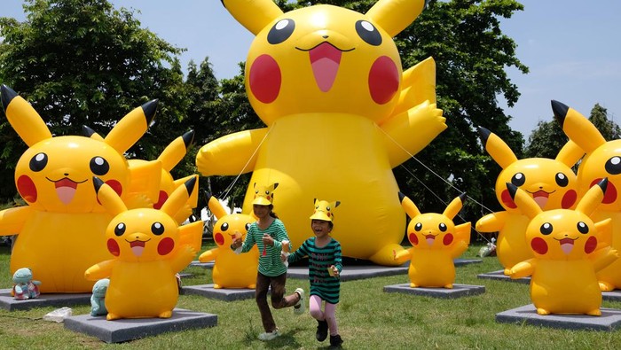 Sejumlah wisatawan menyaksikan parade boneka Pikachu saat Pikachu's Indonesia Journey di Lapangan Puputan Margarana, Denpasar, Bali, Sabtu (2/3/2024). Acara yang digelar pada 2-3 Maret 2024 tersebut diisi berbagai kegiatan di antaranya parade boneka, pertunjukan dansa, pergelaran musik, lari gembira, dan wahana bermain dalam upaya meningkatkan kunjungan wisatawan domestik dan internasional. ANTARA FOTO/Nyoman Hendra Wibowo/nym.