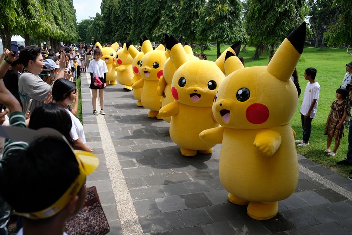 Pikachu Bikin Heboh Bali, Begini Potretnya Sejumlah wisatawan menyaksikan parade boneka Pikachu saat Pikachus Indonesia Journey di Lapangan Puputan Margarana, Denpasar, Bali, Sabtu (2/3/2024). Acara yang digelar pada 2-3 Maret 2024 tersebut diisi berbagai kegiatan di antaranya parade boneka, pertunjukan dansa, pergelaran musik, lari gembira, dan wahana bermain dalam upaya meningkatkan kunjungan wisatawan domestik dan internasional. ANTARA FOTO/Nyoman Hendra Wibowo/nym.