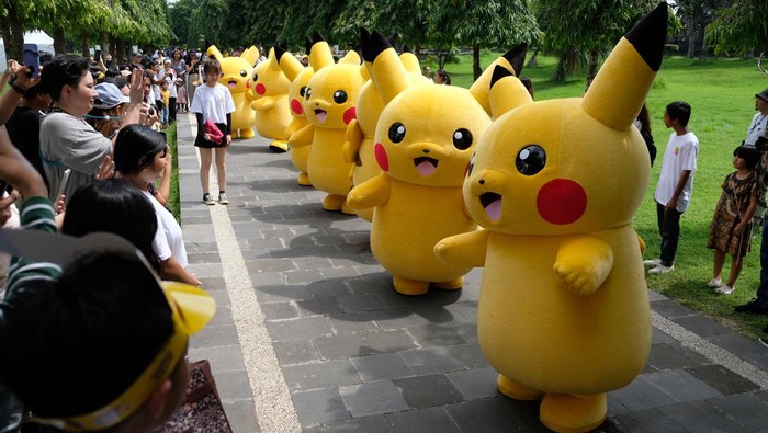 Sejumlah wisatawan menyaksikan parade boneka Pikachu saat Pikachu's Indonesia Journey di Lapangan Puputan Margarana, Denpasar, Bali, Sabtu (2/3/2024). Acara yang digelar pada 2-3 Maret 2024 tersebut diisi berbagai kegiatan di antaranya parade boneka, pertunjukan dansa, pergelaran musik, lari gembira, dan wahana bermain dalam upaya meningkatkan kunjungan wisatawan domestik dan internasional. ANTARA FOTO/Nyoman Hendra Wibowo/nym.