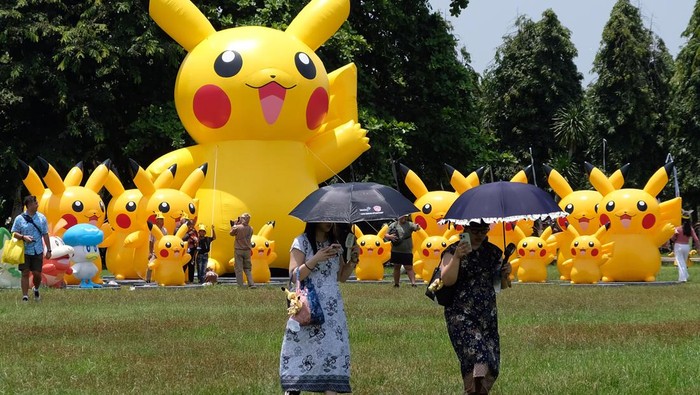 Sejumlah wisatawan menyaksikan parade boneka Pikachu saat Pikachu's Indonesia Journey di Lapangan Puputan Margarana, Denpasar, Bali, Sabtu (2/3/2024). Acara yang digelar pada 2-3 Maret 2024 tersebut diisi berbagai kegiatan di antaranya parade boneka, pertunjukan dansa, pergelaran musik, lari gembira, dan wahana bermain dalam upaya meningkatkan kunjungan wisatawan domestik dan internasional. ANTARA FOTO/Nyoman Hendra Wibowo/nym.