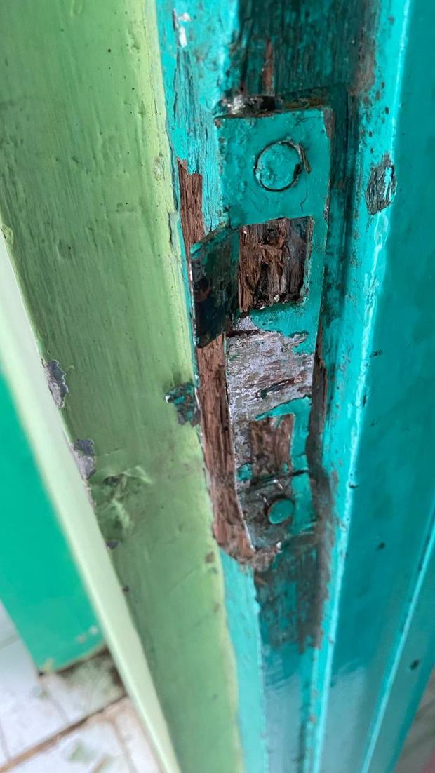 Pintu kantor SD di Pundong Bantul yang rusak akibat bekas congkelan pencuri.