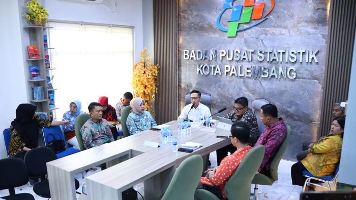 PJ Wali Kota Palembang Ratu Dewa mengecek kantor BPS Palembang.