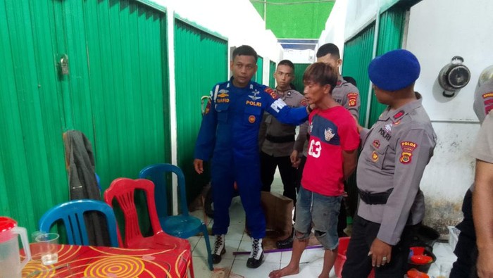 Polisi mengamankan pelaku penikaman di Pasar Angso Duo, Jambi.