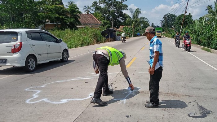 Polisi olah tkp laka sepeda motor vs truk di OKI.