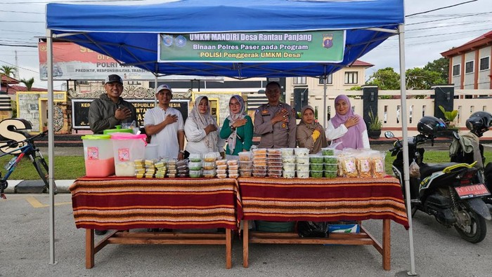 Polres Paser bantu warga tingkatkan UMKM Desa Rantau Panjang, Paser, Kaltim.