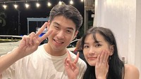 Masih bersama Angelia Christy, Victor juga sempat makan bakso bersama. Mereka pamer senyum manis nih! Foto: Instagram victoragustino_