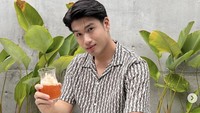 Saat akhir pekan, Victor pilih santai di kafe. Momennya makin lengkap ditemani segelas minuman dingin. Foto: Instagram victoragustino_