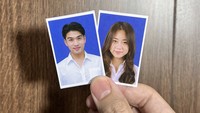 Foto ini jadi perbincangan netizen karena mirip pas foto untuk buku nikah. Terlihat Victor menyandingkan fotonya dengan Liana Tanzil. Foto: Instagram victoragustino_