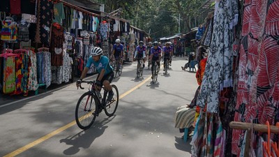 Aksi Pembalap Sepeda di Tour De Sabang 2024