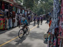 Aksi Pembalap Sepeda di Tour De Sabang 2024