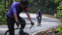 Pembalap memacu sepeda saat mengikuti balap sepeda Tour De Sabang 2024 di Kota Sabang, Aceh, Sabtu (2/3/2024). Balap sepeda Tour De Sabang dalam rangka memeriahkan Sabang Marine Festival 2024.