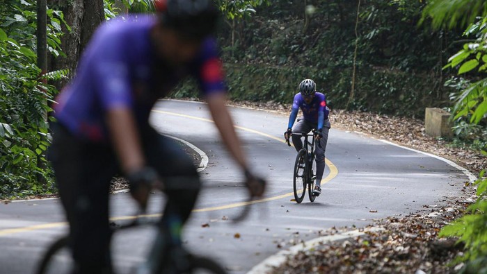 Potret Aksi Pembalap Sepeda di Tour De Sabang 2024 Sejumlah pembalap memacu sepeda saat mengikuti balap sepeda Tour De Sabang 2024 di Kota Sabang, Aceh, Sabtu (2/3/2024). Balap sepeda Tour De Sabang dalam rangka memeriahkan Sabang Marine Festival 2024 dengan menempuh jarak 31,9 kilometer yang diikuti sebanyak 125 atlet asal Aceh, Sumatera Utara, Jawa Timur, Jawa Barat, Tanggerang dan Sulawesi Selatan tersebut sebagai upaya mempromosikan destinasi sport tourism di Pulau Weh. ANTARA FOTO/Khalis Surry/wpa.