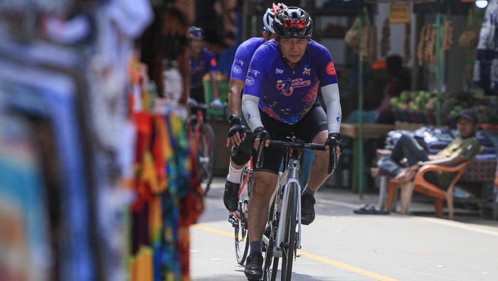 Potret Aksi Pembalap Sepeda di Tour De Sabang 2024 Sejumlah pembalap memacu sepeda saat mengikuti balap sepeda Tour De Sabang 2024 di Kota Sabang, Aceh, Sabtu (2/3/2024). Balap sepeda Tour De Sabang dalam rangka memeriahkan Sabang Marine Festival 2024 dengan menempuh jarak 31,9 kilometer yang diikuti sebanyak 125 atlet asal Aceh, Sumatera Utara, Jawa Timur, Jawa Barat, Tanggerang dan Sulawesi Selatan tersebut sebagai upaya mempromosikan destinasi sport tourism di Pulau Weh. ANTARA FOTO/Khalis Surry/wpa.