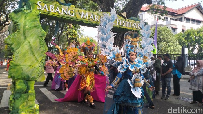 Potret gadis Sabang berbalut busana bahari di Pawai SMF 2024. (Foto: Agus Setyadi/detikSumut).