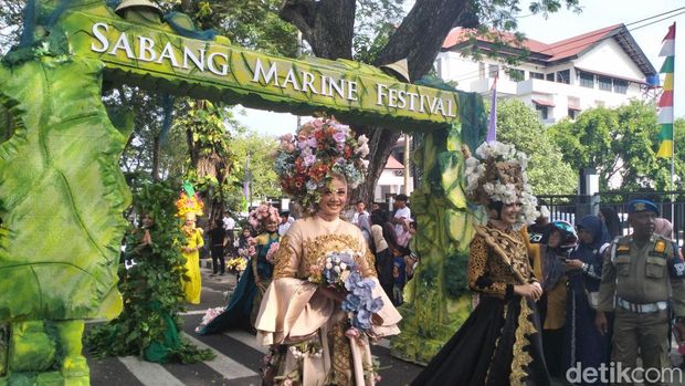 Potret gadis Sabang berbalut busana bahari di Pawai SMF 2024. (Foto: Agus Setyadi/detikSumut).