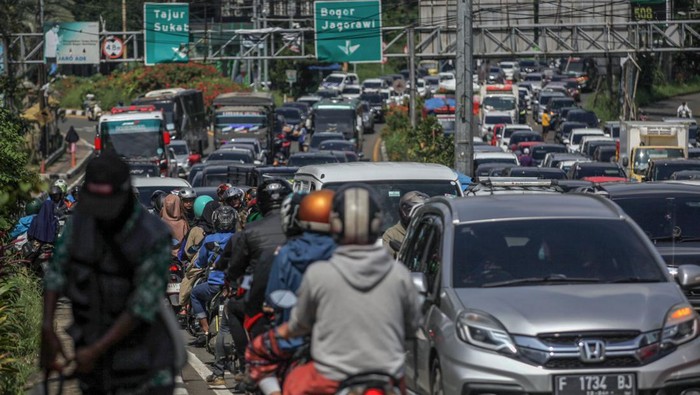 Potret Padatnya Kendaraan di Jalur Wisata Puncak Bogor Kepadatan kendaraan wisatawan saat diberlakukan sistem satu arah (one way) pada libur akhir pekan di Jalan Raya Puncak, Gadog, Kabupaten Bogor, Jawa Barat, Sabtu (2/3/2024). Kementerian Pekerjaan Umum dan Perumahan Rakyat (PUPR) mengkaji rencana pembangunan jalan tol Puncak di Jawa Barat untuk solusi mengurai kemacetan dengan mempertimbangkan berbagai faktor, termasuk kawasan lindung, permukiman, dan keseimbangan antara lingkungan, ekonomi, dan sosial. ANTARA FOTO/Yulius Satria Wijaya/wpa.