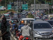 Potret Padatnya Kendaraan di Jalur Wisata Puncak Bogor