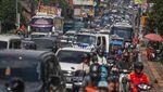 Potret Padatnya Kendaraan di Jalur Wisata Puncak Bogor