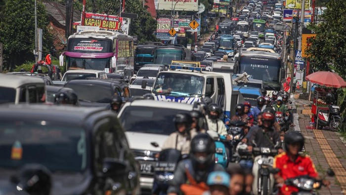 Lalu Lintas di Simpang Gadog Padat Merayap, One Way Menuju Puncak Diterapkan