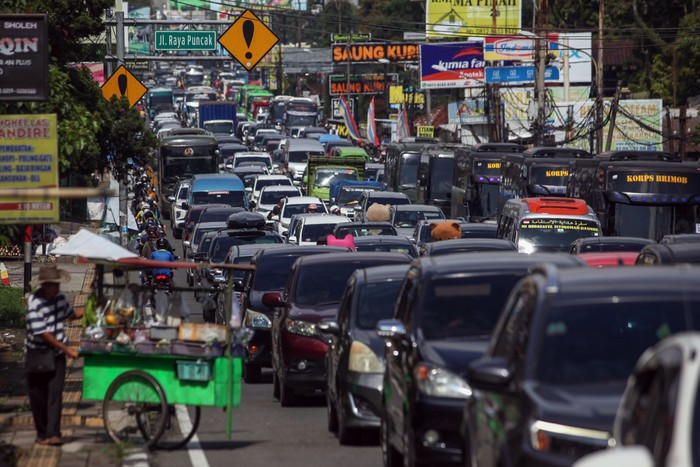 Kepadatan kendaraan wisatawan saat diberlakukan sistem satu arah (one way) pada libur akhir pekan di Jalan Raya Puncak, Gadog, Kabupaten Bogor, Jawa Barat, Sabtu (2/3/2024). Kementerian Pekerjaan Umum dan Perumahan Rakyat (PUPR) mengkaji rencana pembangunan jalan tol Puncak di Jawa Barat untuk solusi mengurai kemacetan dengan mempertimbangkan berbagai faktor, termasuk kawasan lindung, permukiman, dan keseimbangan antara lingkungan, ekonomi, dan sosial. ANTARA FOTO/Yulius Satria Wijaya/wpa.