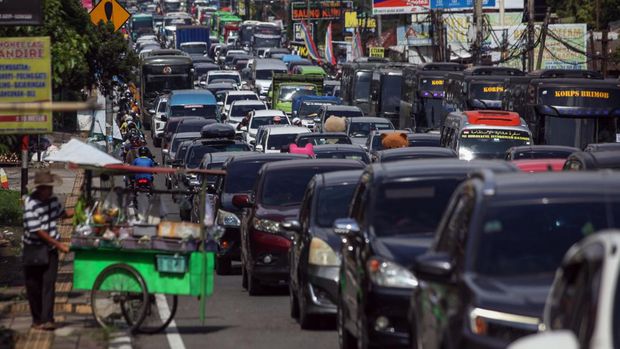 Kepadatan kendaraan wisatawan saat diberlakukan sistem satu arah (one way) pada libur akhir pekan di Jalan Raya Puncak, Gadog, Kabupaten Bogor, Jawa Barat, Sabtu (2/3/2024). Kementerian Pekerjaan Umum dan Perumahan Rakyat (PUPR) mengkaji rencana pembangunan jalan tol Puncak di Jawa Barat untuk solusi mengurai kemacetan dengan mempertimbangkan berbagai faktor, termasuk kawasan lindung, permukiman, dan keseimbangan antara lingkungan, ekonomi, dan sosial. ANTARA FOTO/Yulius Satria Wijaya/wpa.