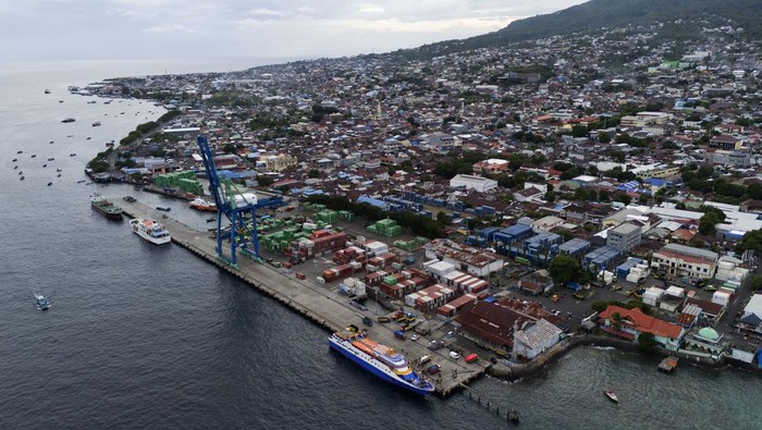 Potret Pelabuhan Ternate Menanti Transformasi Foto udara alat berat pengangkut kontainer (Reach Stacker) memindahkan peti kemas di Pelabuhan Ternate, Maluku Utara, Sabtu (2/3/2024). Badan Usaha Pelabuhan (BUP) PT Pelindo Terminal Peti kemas (SPTP) akan melakukan transformasi Pelabuhan Ternate yaitu penataan di dalam area operasional (zonasi), standarisasi pola operasi dan penilaian kebutuhan peralatan pendukung bongkar muat guna meningkatkan kualitas layanan peti kemas sehingga lebih efektif dan efisien. ANTARA FOTO/Andri Saputra/nym.