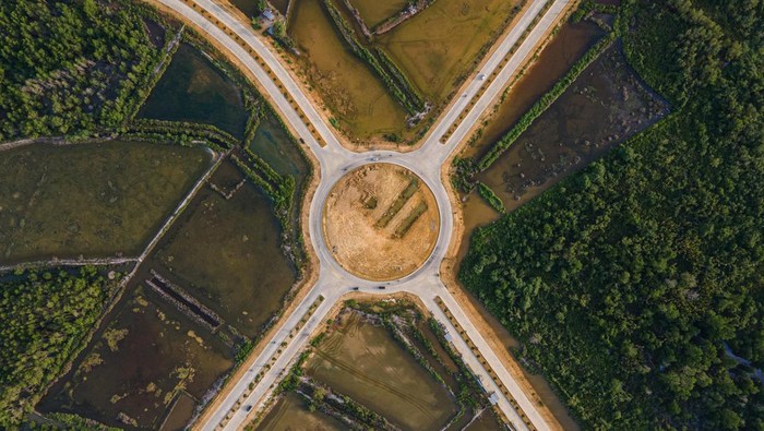 Foto udara, jalan kembar kali kadia atau inner ring road di Kendari, Sulawesi Tenggara, Jumat (1/3/2024). Jalan sepanjang 4,1 kilometer yang dibangun menggunakan dana pinjaman Pemulihan Ekonomi Nasional (PEN) itu bertujuan untuk mengurai kemacetan di jam pergi dan pulang kerja antara jalan Z.A .Sugiarto dan jalan Jembatan Pasar Baru. ANTARA FOTO/Andry Denisah/YU