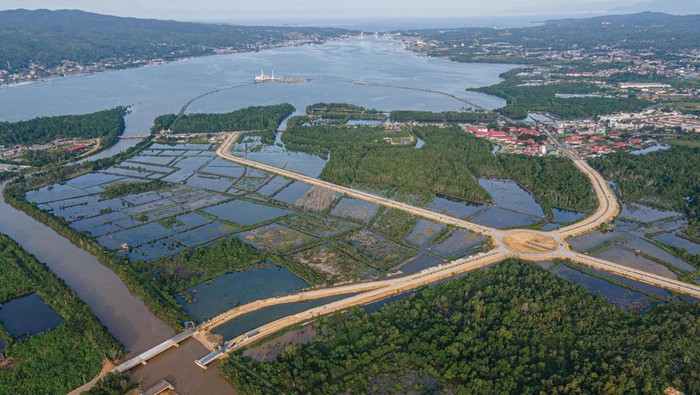 Foto udara, jalan kembar kali kadia atau inner ring road di Kendari, Sulawesi Tenggara, Jumat (1/3/2024). Jalan sepanjang 4,1 kilometer yang dibangun menggunakan dana pinjaman Pemulihan Ekonomi Nasional (PEN) itu bertujuan untuk mengurai kemacetan di jam pergi dan pulang kerja antara jalan Z.A .Sugiarto dan jalan Jembatan Pasar Baru. ANTARA FOTO/Andry Denisah/YU