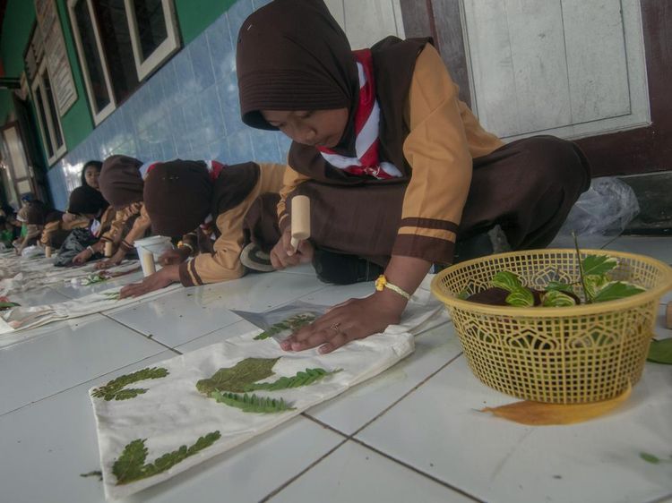 Potret Serunya Belajar Seni Ecoprint, Latih Kreativitas Anak