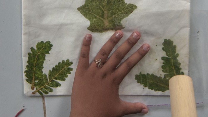 Sejumlah siswa memukul daun pada kain tas saat belajar seni ecoprint di Sekolah Dasar Negeri 2 Gumukrejo, Boyolali, Jawa Tengah, Sabtu (2/3/2024). kegiatan belajar seni ecoprint tersebut untuk melatih kreativitas dan motorik serta mengajak siswa dapat memanfaatkan bahan daun dari sekitar menjadi barang yang memiliki nilai seni dan ekonomi. ANTARA FOTO/Aloysius Jarot Nugroho/wpa.
